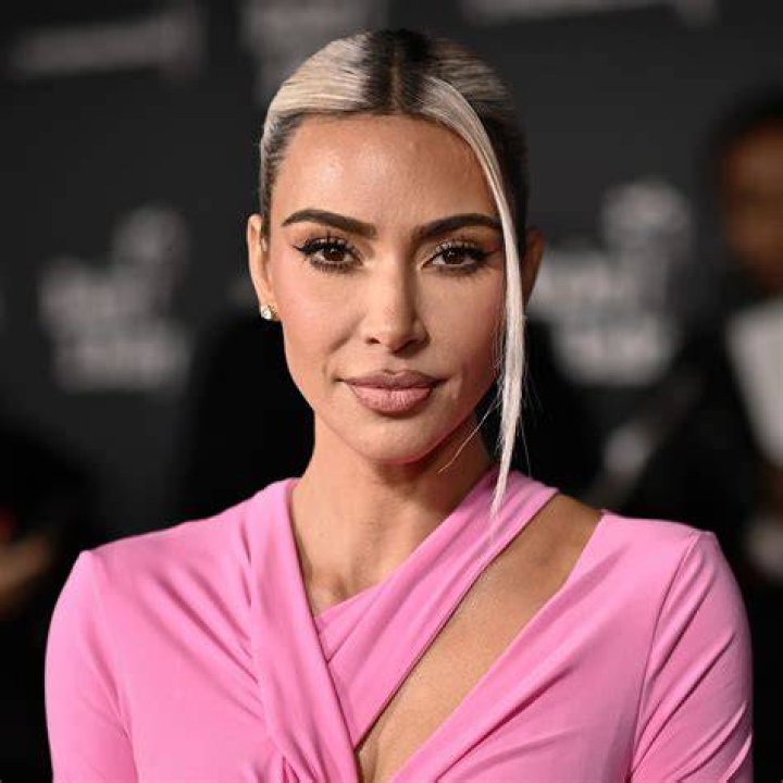 Kim Kardashian Debuts Short Hair Makeover While Posing In Bikini Hollywood Life ·
