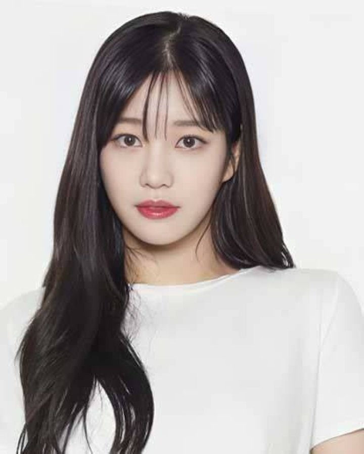 Lee Yoo-ri Biography, Age, Height, Husband, Net Worth, Family