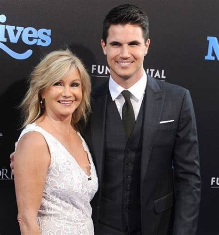 Robbie Amell Parents Jo And Rob Amell, Siblings And Age Revealed ·