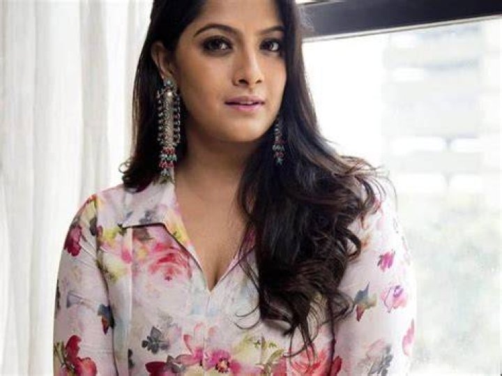Varalaxmi Sarathkumar Biography, Age, Height, Husband, Net Worth, Family